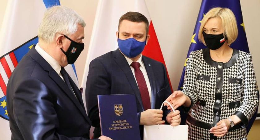 Zdjęcie: Przekazanie pulsoksymetrów dla instytucji sprawujących opiekę nad osobami starszymi. Na zdjęciu (od lewej): marszałek Andrzej Bętkowski, dyrektor DPS im. Jana Pawła II w Kielcach Piotr Chałupka i wicemarszałek Renata Janik