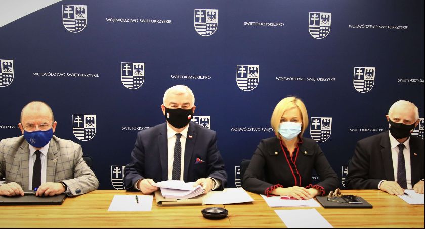 Zdjęcie: Przygotowanie projektu „Stop wirusowi!” wymagało bardzo intensywnych prac związanych ze zmianami programowymi, konsultacjami z rządem oraz Komisją Europejską, co pozwoliło Zarządowi Województwa Świętokrzyskiego na przesunięcie funduszy unijnych i dalsze realne wsparcie mieszkańców regionu w