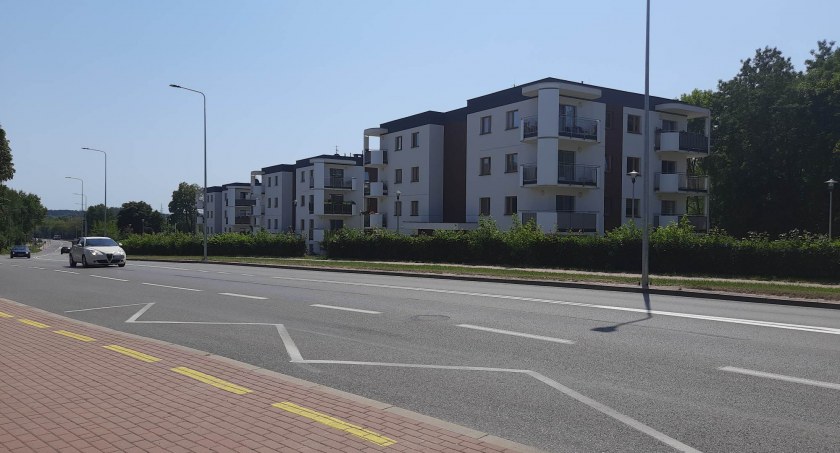 Zdaniem mieszkańców w bloku oddanym w ub. roku są puste mieszkania