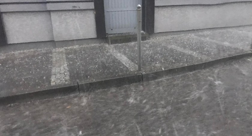 Grad szczególnie dał się we znaki pojazdom na ulicach 