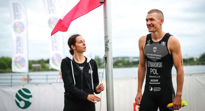 Zdjęcie Przemysława Szymanowskiego, który wciągnął flagę na maszt wraz z Pauliną Klimas