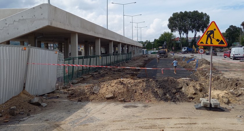 Po interwencji Tygodnika Starachowickiego teren budowy został otaśmowany