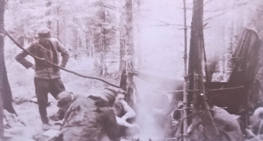 Zdjęcie: Pod prymitywnym dachem z gałęzi jodłowych nawet najzwyklejsza zupa, ale gorąca smakuje wybornie... Osieczyńskie, tuż przed rozformowaniem. Fot. Feliks Konderko 