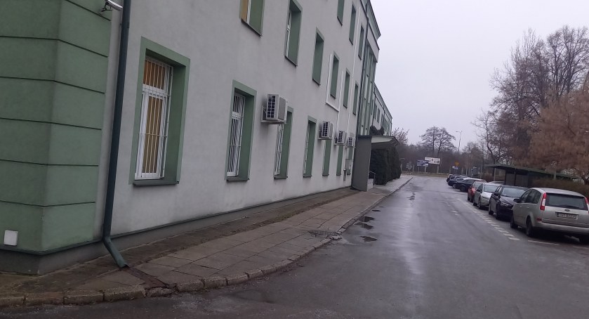 Zdjęcie wykonane 2 grudnia (piątek) o godz. 9.02. Chodniki od strony południowej UM oblodzone, nie posypane...