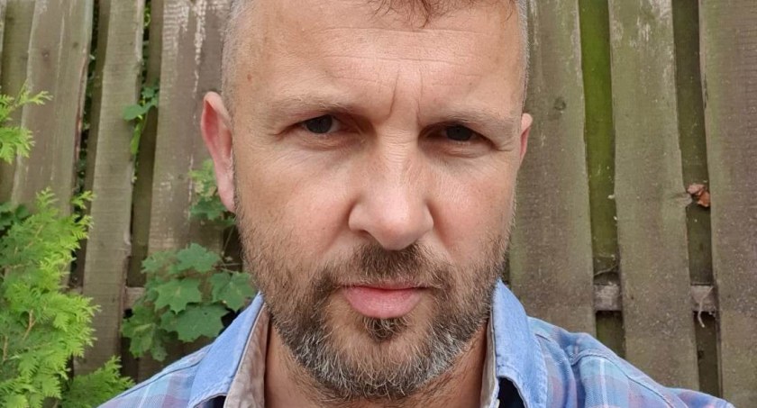  Bartosz Stanecki. Absolwent I LO im. Tadeusza Kościuszki w Starachowicach, Uniwersytetu Adama Mickiewicza w Poznaniu, oraz wyższej szkoły humanistycznej Millenium i   Polskiej Akademii Sportu. Trener pływania drugiej klasy. Założyciel i trener klubów pływackich Barakuda Starachowice i SwimLand Olsz
