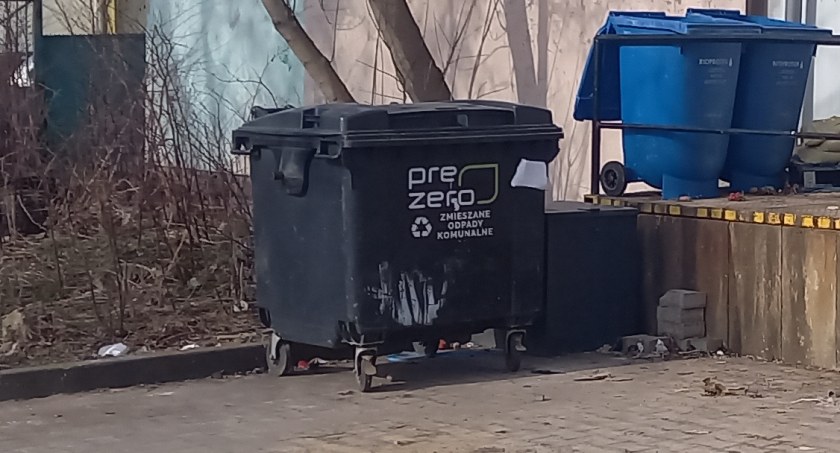 Zdjęcie: Starachowiccy policjanci pilnują wolno stojących, nie ogrodzonych sklepowych śmietników