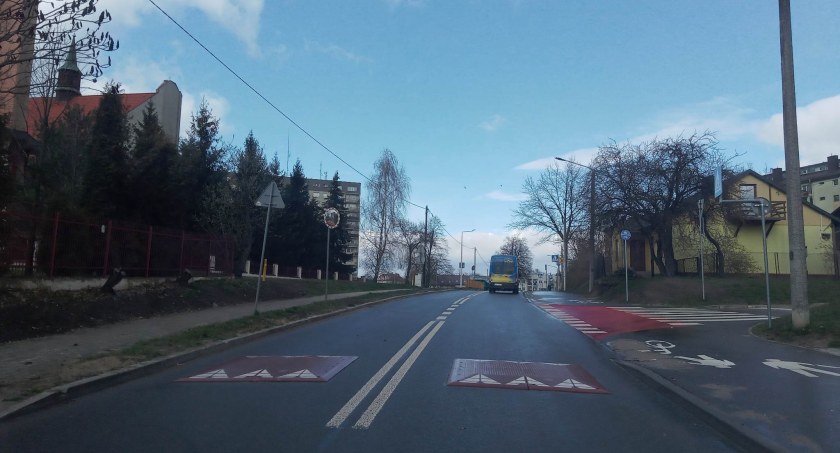 Ostatnio w ciągu ul. Kopalnianej powstały progi zwalniające na drodze... 
