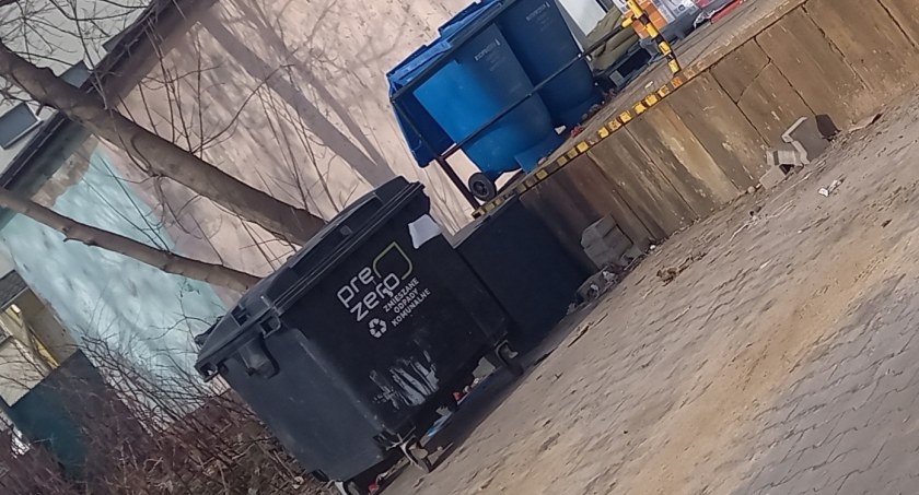 Zdjęcie: Patrol policji zaskoczył staruszka gdy zaglądał do śmietnika...