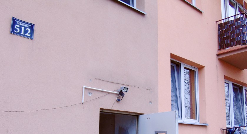 W budynku pod adresem Seredzice 512 mieszka kilka rodzin