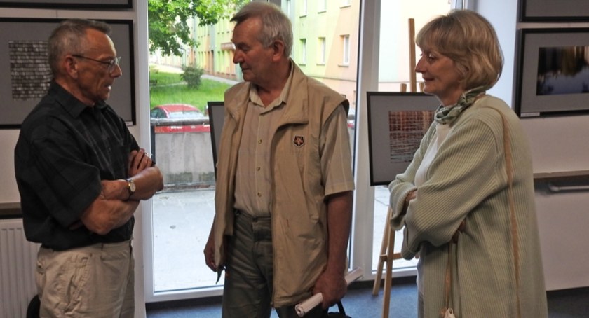 Lech Flaczyński (z lewej) podczas spotkania w Miejskiej Bibliotece Publicznej w Starachowicach, gdzie opowiadał o swoich pasjach