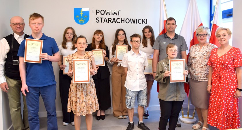 Uroczyste wręczenie nagród w konkursie odbyło się 31 maja br. w Starostwie Powiatowym w Starachowicach. Nagrodzonym gratulował m.in. starosta Piotr Ambroszczyk 