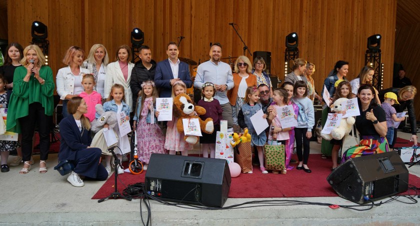 Nagrody dla uczestników Dziecięcego Festiwalu Piosenki wręczali sponsorzy i patroni prezydent Marek Materek i starosta Piotr Ambroszczyk