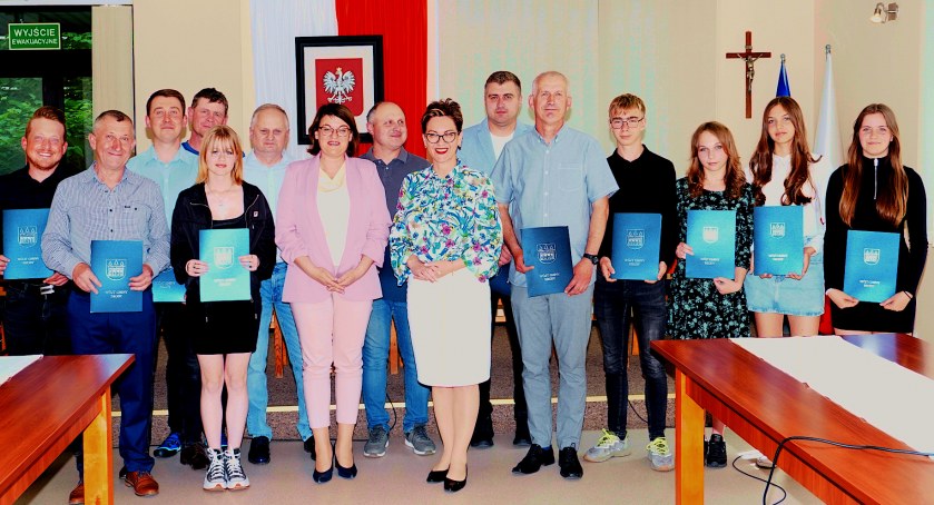 Sportowe nagrody wręczyły: Marzena Bernat, wójt gminy Brody, Marta Prokop, zastępca wójta gminy Brody. Gratulując i życząc sportowcom osiągnięć, dziękowały im za piękne promowanie gminy Brody 