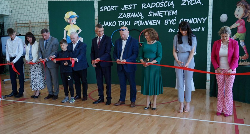 Przecięcie wstęgi, którego dokonali posłowie, wójt, radni, przedstawiciele rodziców i uczniów oznacza oficjalne oddanie sali do użytku 