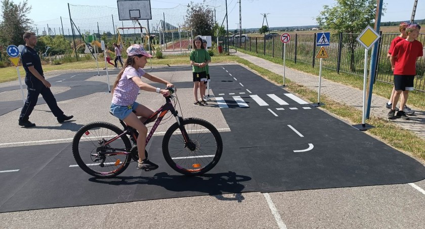 Dzieci ćwiczyly pod okiem starachowickich policjantów