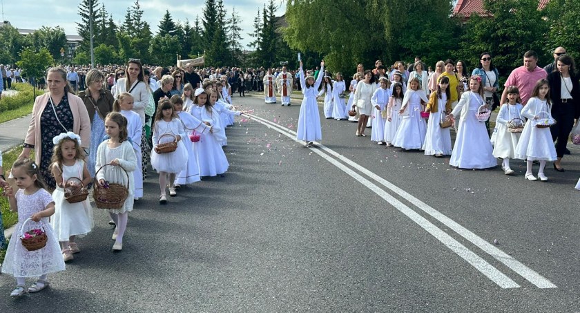 Zdjęcie: Dziewczynki sypią kwiatki