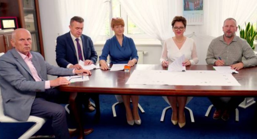 W spotkaniu Marzeną Bernat, wójt gminy Brody uczestniczyli: Sebastian Skuza, właściciel firmy Selbud wykonującej oba zadania, Marcin Góźdź, sekretarz Gminy Brody, Dorota Dyka, skarbnik Gminy Brody i Jacek Wójcik, kierownik referatu inwestycyjnego. 