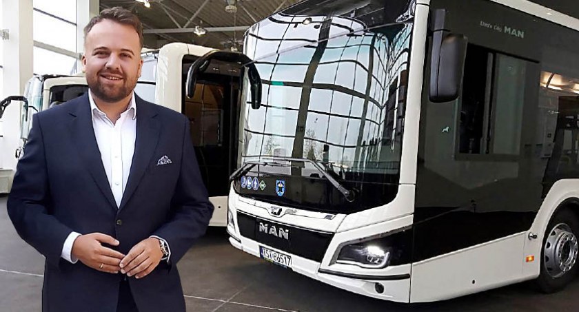 Zdjęcie: Prezydent Starachowic Marek Materek na tle autobusu firmy MAN 
