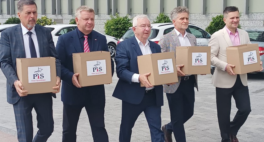 Na zdjęciu: PiS rejestruje listy wyborcze. Fot. FB Krzysztof Lipiec