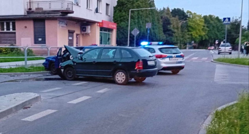 Wypadki drogowe, Pilne! Wypadek Konstytucji Starachowicach Policja kieruje ruchem - zdjęcie, fotografia
