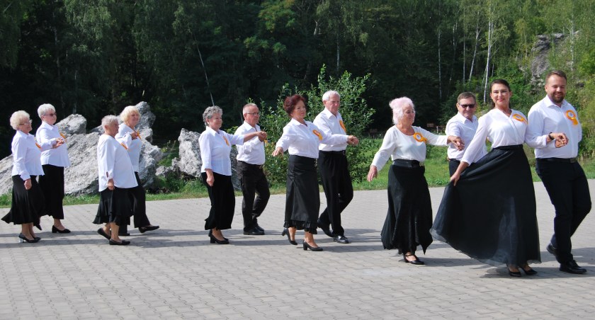 Tanecznym krokiem poloneza rozpoczęli świętowanie