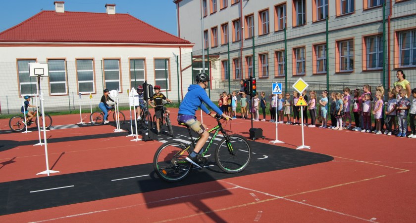 Sygnalizacja świetlna, znaki drogowe, przejścia dla pieszych - to wszystko zawiera mobilne miasteczko rowerowe