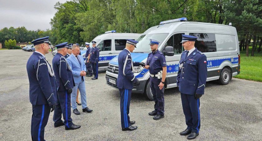 Zdjęcie: Uroczyste przekazanie pojazdów z udziałem Ryszarda Gliwińskiego, prezesa WFOŚiGW odbyło się na placu alarmowym przy kieleckim oddziale prewencji policji 
