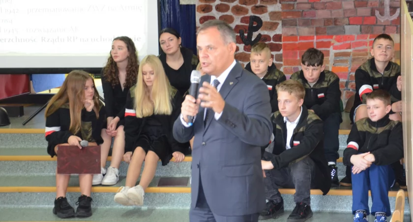 Po głównych uroczystościach zostały złożone wiązanki kwiatów i zapalone znicze w imieniu Rady Rodziców, społeczności szkolnej oraz Marka Jonczyka przy pomniku Harcerzy Poległych w czasie II wojny światowej 