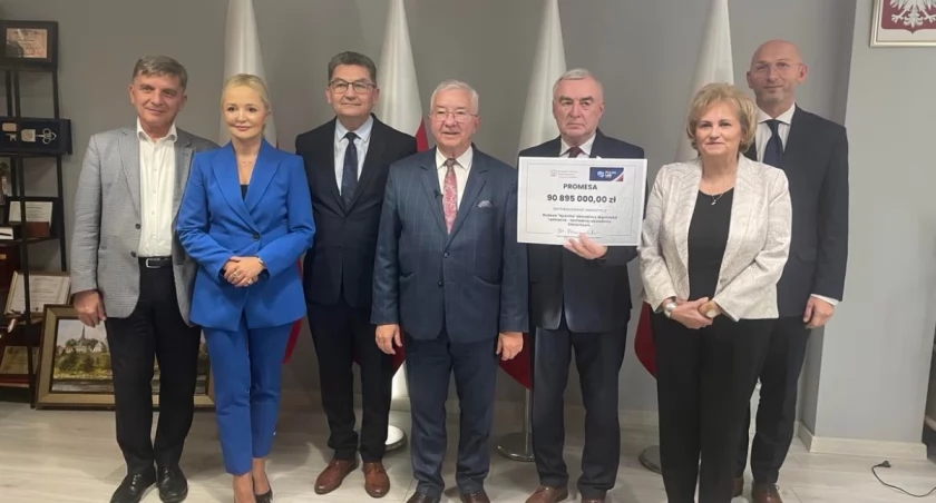Poseł Krzysztof Lipiec przekazał w imieniu premiera Mateusza Morawieckiego promesę na blisko 91 mln zł na ręce marszałka Andrzej Bętkowskiego - to dofinansowanie dla budowy łącznika Obwodnicy Starachowic i Wąchocka 