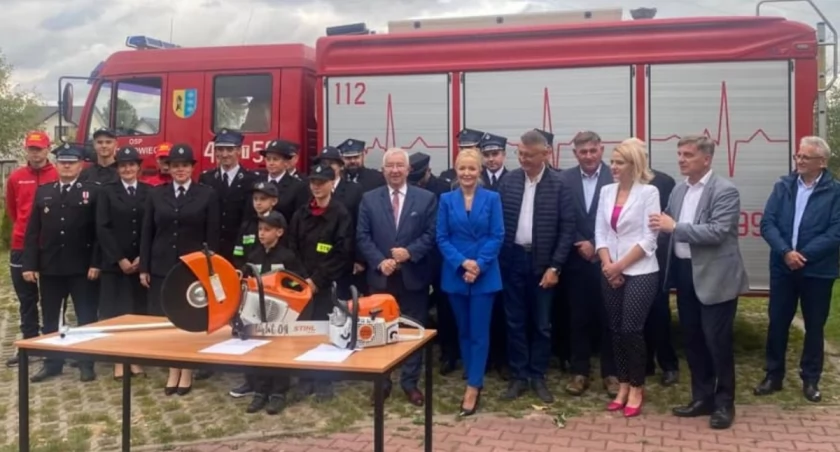 Sprzęt przekazano na ręce Sławomira Paszkowskiego, prezesa OSP Trębowiec i całej strażackiej braci 