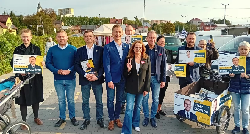  Działacze tzw. trzeciej drogi przyjechali do Starachowic. Na targowicy miejskiej spotkali się z dziennikarzami i mieszkańcami.