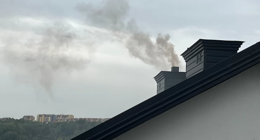 Spalenia nieodpowiedniego paliwa prowadzi do zanieczyszczenia powietrza w Starachowicach.