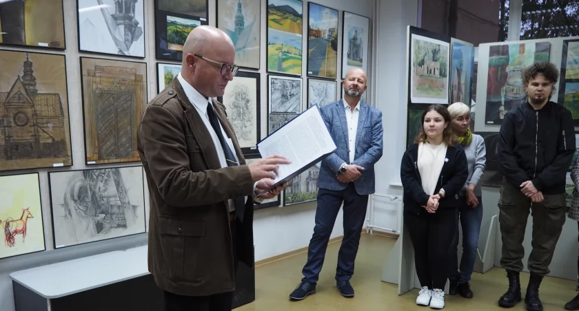 W wernisażu wziął udział m.in. Ryszard Nowak, wiceprzewodniczący Rady Powiatu, Renata Kowalik, wicedyrektor III LO, Renata Samela, dyrektor SP nr 10, rodzice, młodzież i nauczyciele POP 