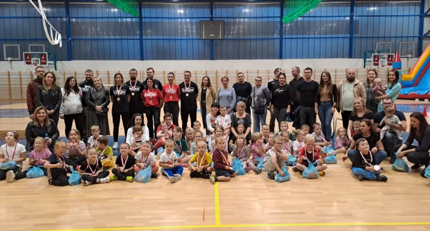 Piłka nożna, Piłkarski festyn zaczyna futbol przeszedł historii była aktywna niedziela Familijnym Klubem Sportowym Łazy Starachowice - zdjęcie, fotografia