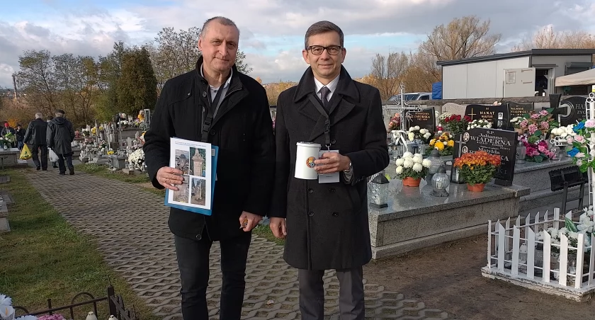 Zdjęcie: Od lewej Igor Klar i Dariusz Nowak podczas cmentarnej kwesty