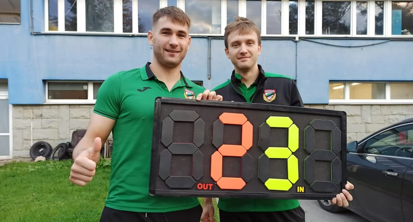 Zdjęcie: Szymon Stanisławski (z lewej) oraz Tomasz Palonek to napastnicy, którzy zapewnili ekipie ze Starachowic komplet punktów