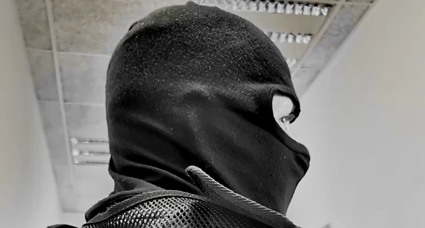 Kronika policyjna, Zamaskowany mężczyzna kominiarce poszukiwania policjantów Starachowicach - zdjęcie, fotografia