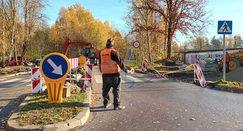 W związku z trwającymi pracami, ruch przy zjeździe z ronda w kierunku Lipia odbywa się wahadłowo 