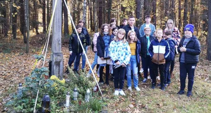 Zdjęcie archiwalne. Dzieci i młodzież pod powstańczym krzyżem w Lipiu
