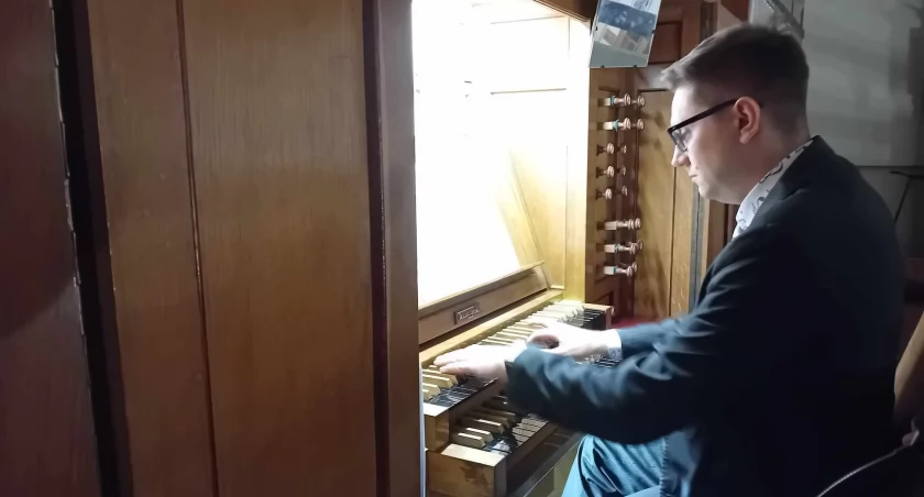 Przy organach Jakub Choros podczas koncertu w Starachowicach