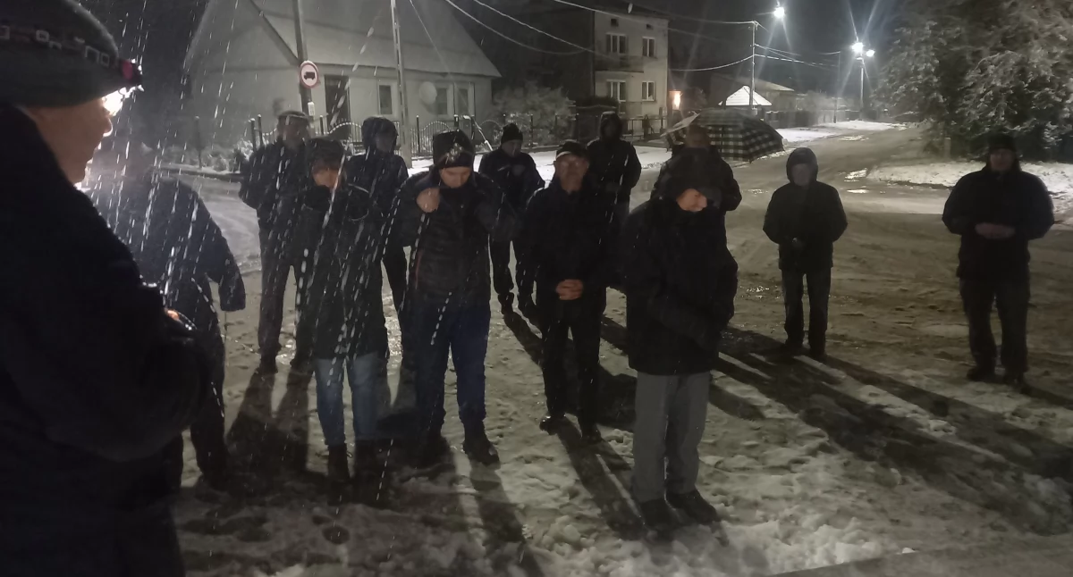 Na zdjęciu: Męski Różaniec rozpoczął się przy kaplicy na ul. Myśliwskiej w Starachowicach