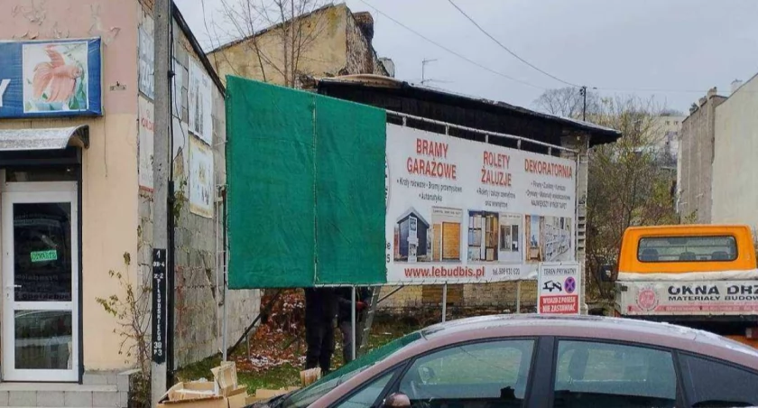 Niektórzy przedsiębiorcy wolą zasłonić reklamę niż ją demontować! 