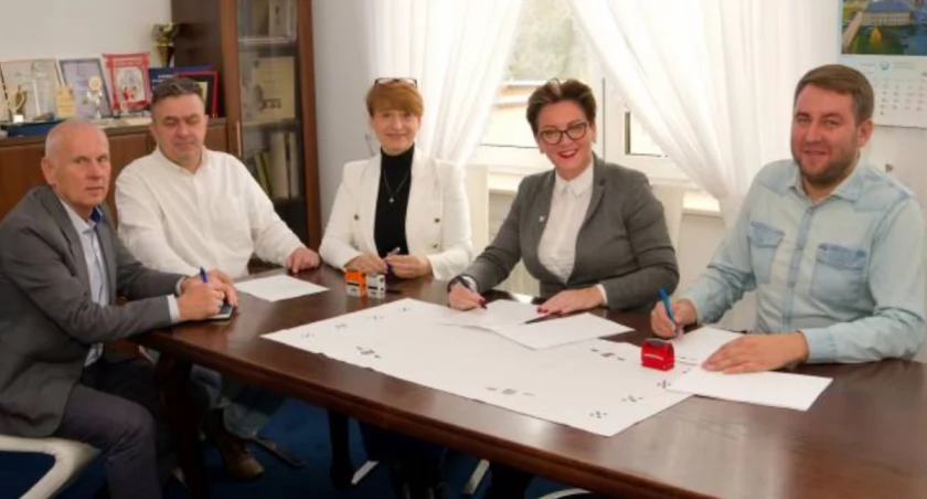 Umowę podpisali wójt gminy Brody Marzena Bernat, Grzegorz Ludwicki – prezes firmy GB Technology sp. z o.o., sekretarz gminy Brody Marcin Góźdź, skarbnik gminy Brody Dorota Dyka, kierownik referatu inwestycyjnego Jacek Wójcik.