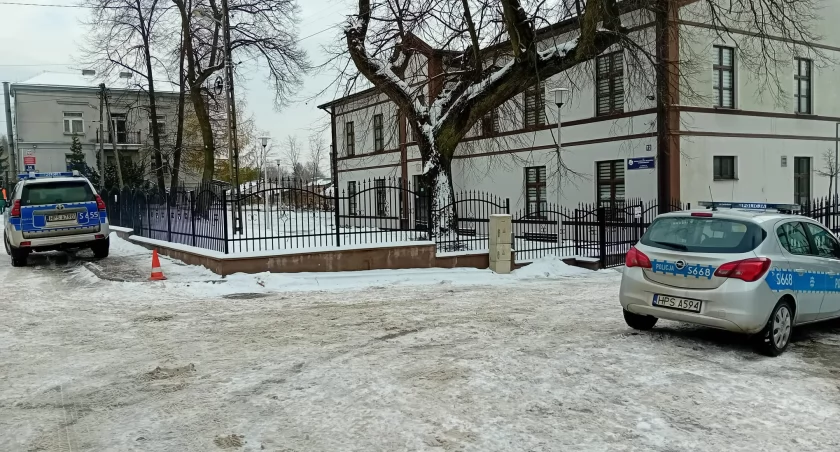 Kryminalne, tasakiem ręku między uczniami Dramatyczny moment starachowickim - zdjęcie, fotografia