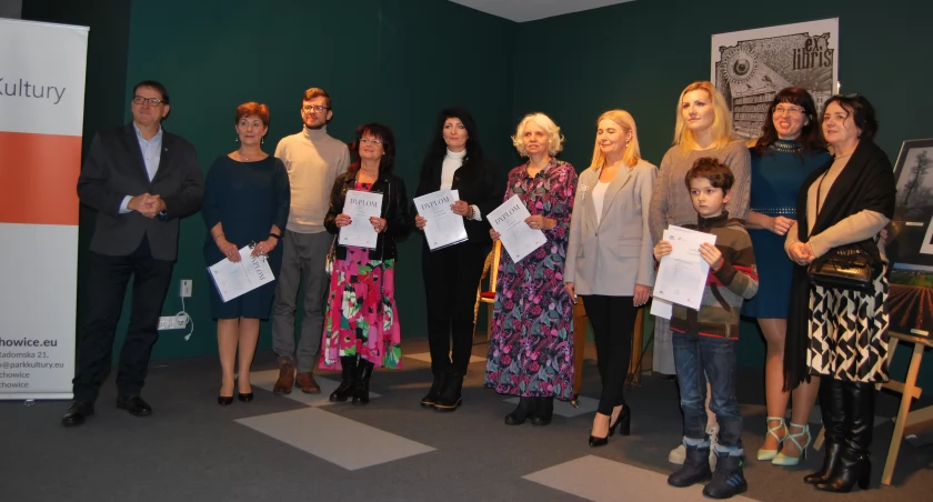 Nagrodzeni i wyróżnieni w konkursie fotograficznym na wspólnym zdjęciu z organizatorami i patronami konkursu