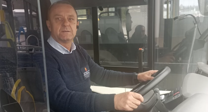 Na zdjęciu: Kamil Kucharczyk mówi o starachowickich elektrycznych autobusach