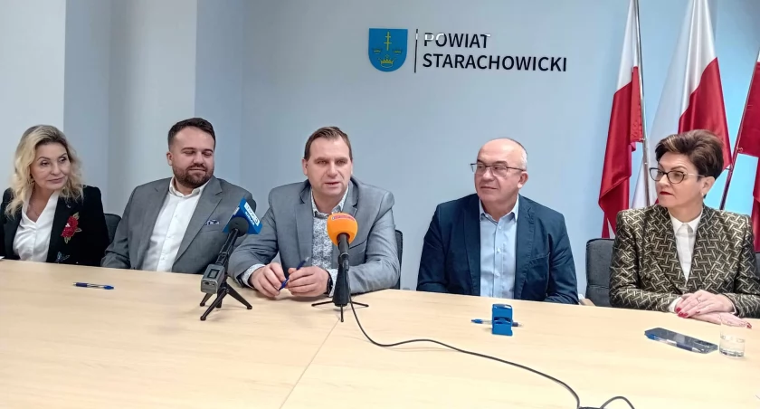 Porozumienie podpisali starosta Piotr Ambroszczyk, wójt gminy Brody Marzena Bernat, prezydent Starachowice