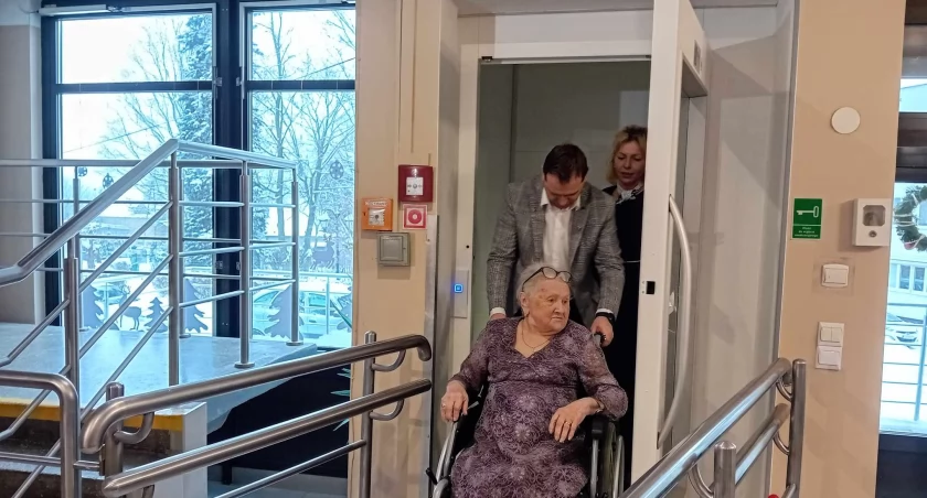 92-letnia pani Basia, podopieczna DPS w Starachowicach testowała nową widnę 
