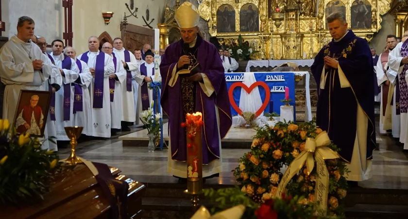 Zdjęcie: Biskup Marek Solarczyk żegna ks. Bogusława Mleczkowskiego
