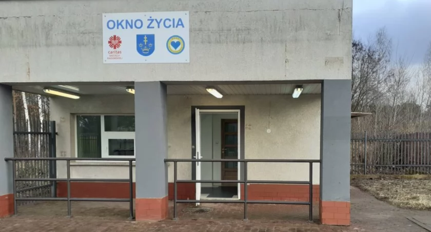 8 grudnia policjanci ze starachowickiej KPP zostali zaalarmowani o tym, co mogło stać się w pobliżu okna życia